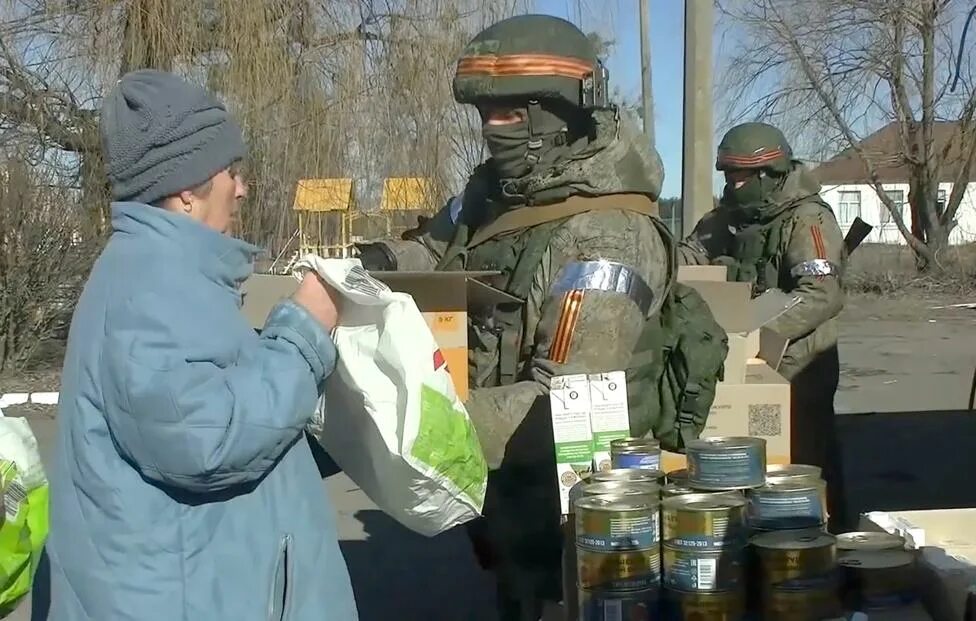 Помочь военной операции. Спецоперация на Украине бойцы гуманитарка. Российские солдаты на спецоперации в Украине. Украинские военные. Гуманитарная помощь военным на Украине.