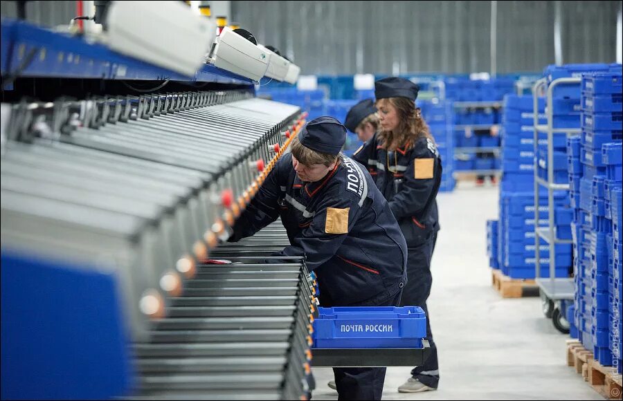 Mail sorting. Сортировщик почтового склада. Автоматизированный сортировочный центр почты России. Сортировка почта России. Сортировочный центр почты.