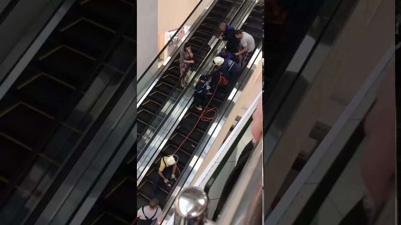 Скрипучий эскалатор не оставляя надежды. Джесс рено эскалатор. мужчину зажевал эскалатор.