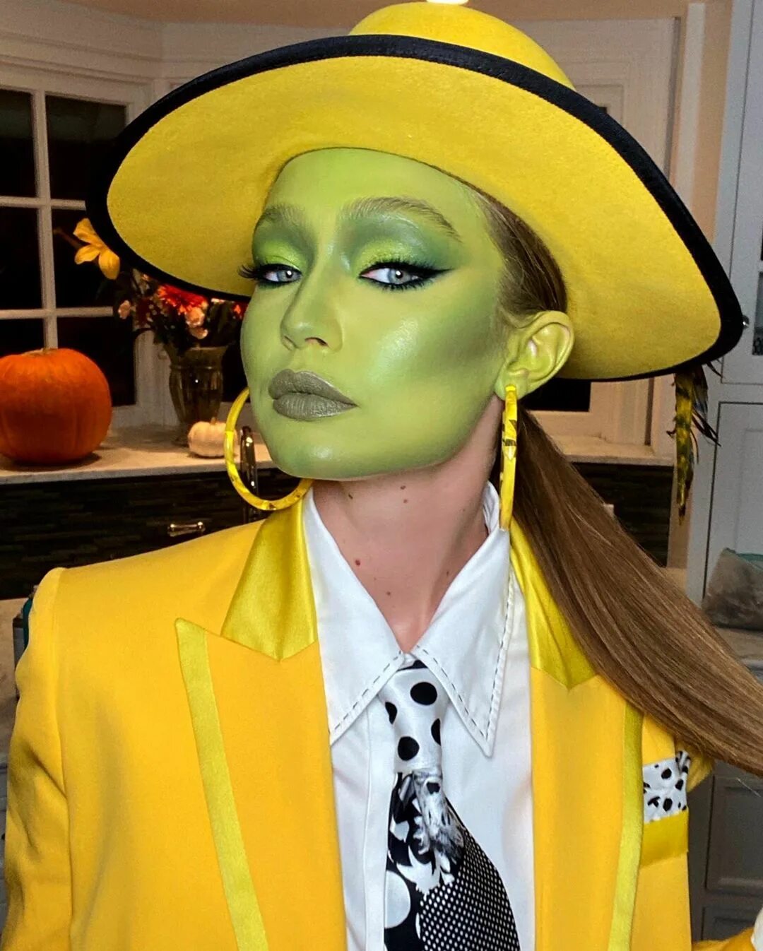 Ядовитый плющ бэтмен 1997. Ума турман плющ бэтмен. Мадагаскар 3 алекс. Самый яркий персонаж. Психоделические картины ники баркла.