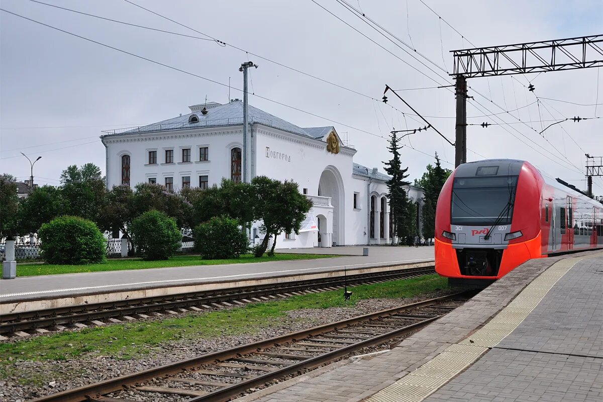 Новгородская область железная дорога. Вокзал Великий Новгород. Станция Великий Новгород, Великий Новгород. Великий Новгород Железнодорожный вокзал. РЖД вокзал Великий Новгород.