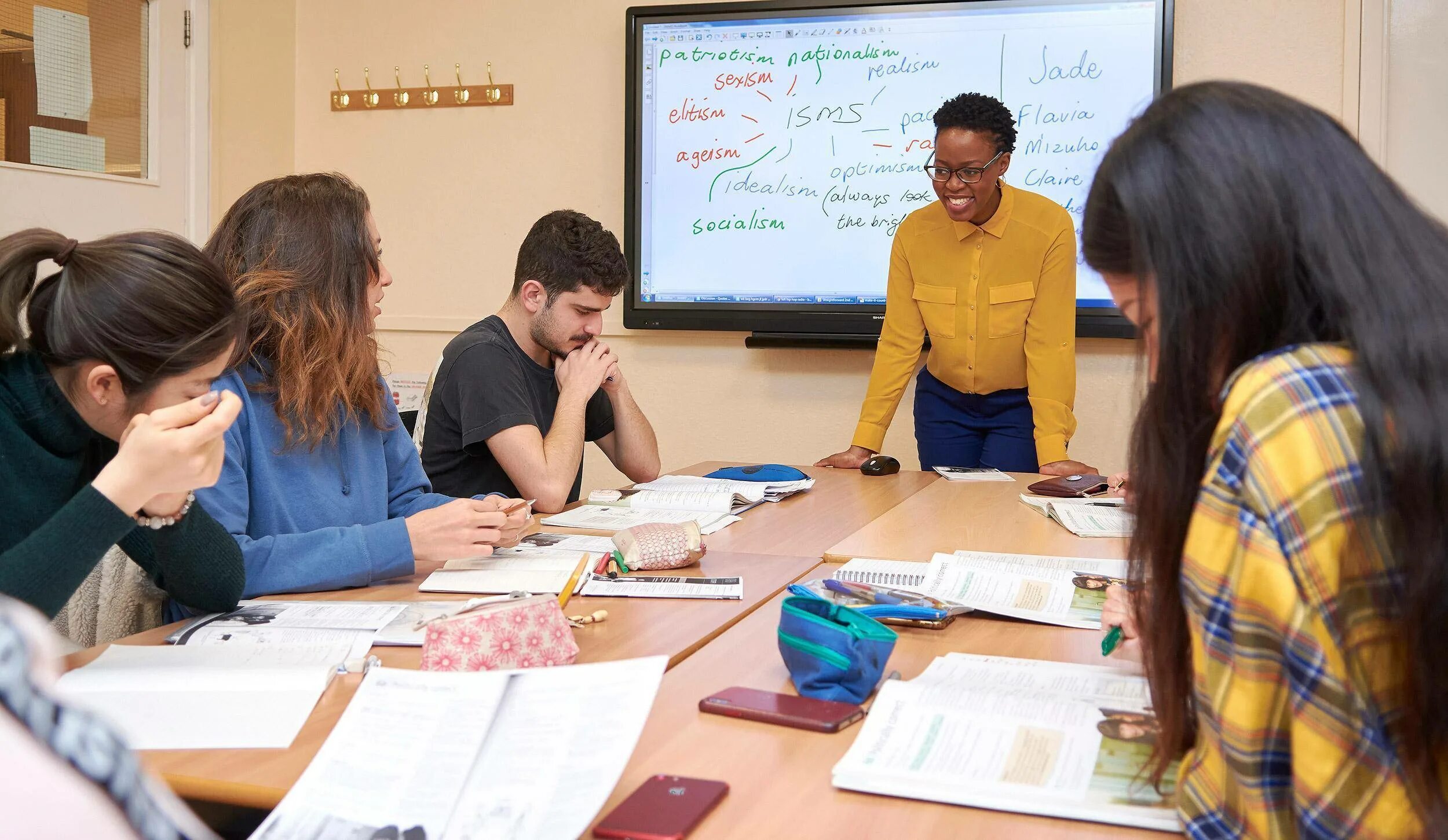 Изучение иностранного языка. Иностранные языки. Английский язык подростки. Британская молодежь. Курсы иностранного языка.