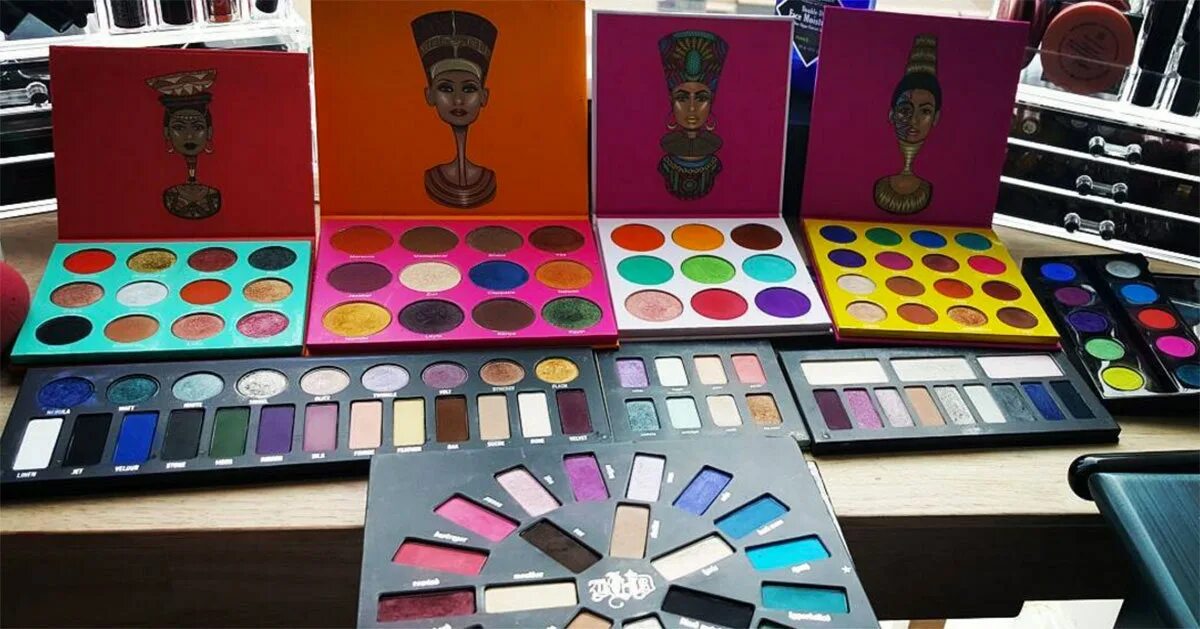 Разноцветная косметика. Büro косметика. Givenchy косметика. Симс 4 декор косметика. Макияж косметика парфюмерия.