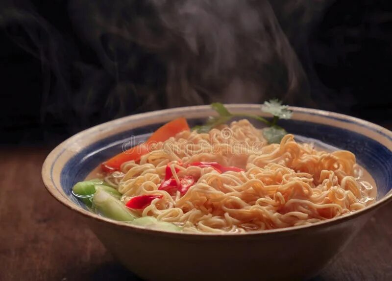 Горячая лапша. Hot lunch лапша. Курение лапша. Instant Noodles hot Pepper.