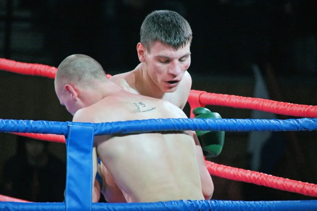 Кикбоксинг иркутск. Кикбоксинг горно-алтайск. Илья кикбоксинг. Кикбоксер соревнования. Хисматуллин артем кикбоксинг.