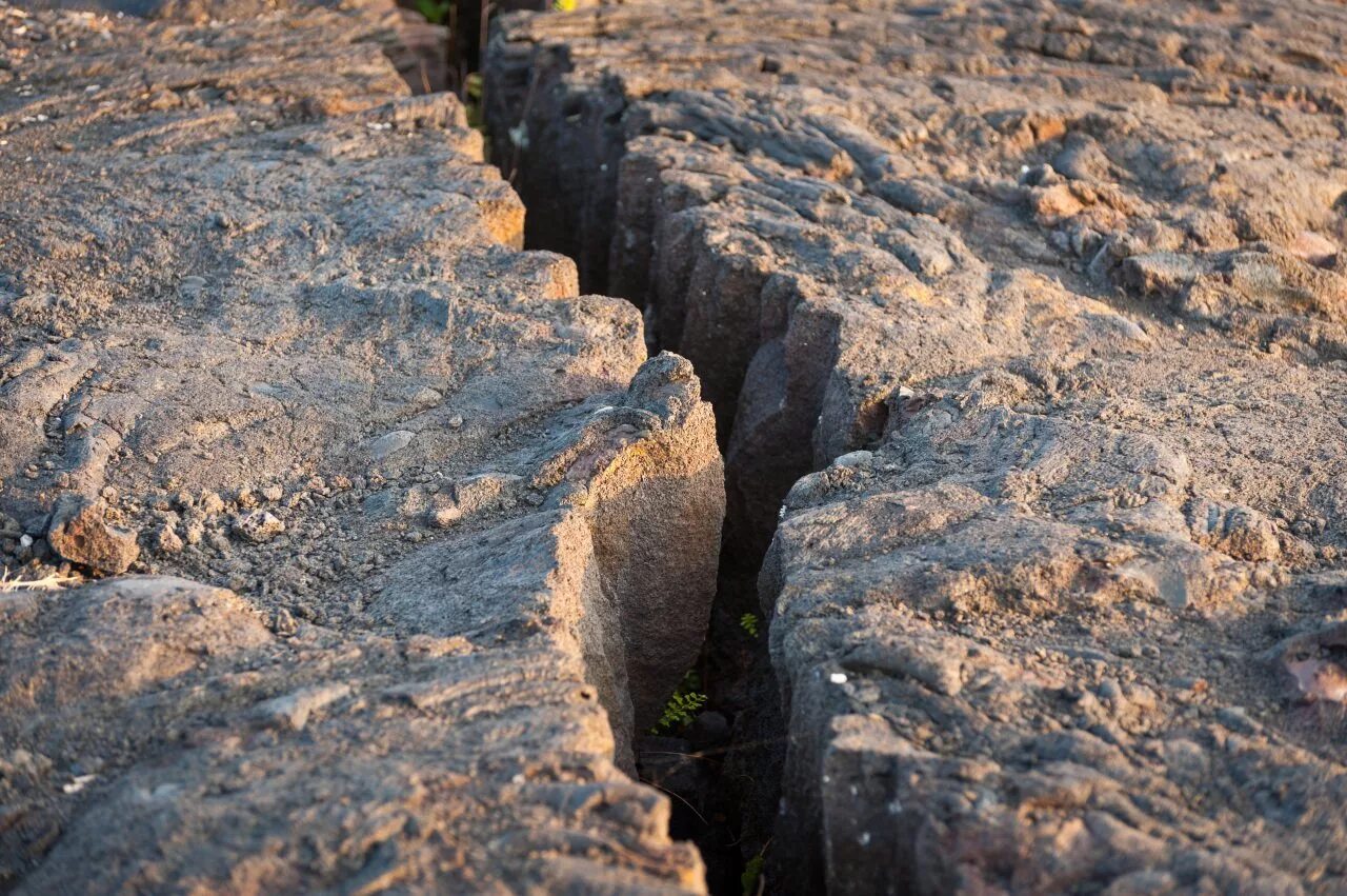 Огромная трещина. Раскол земли. Earthquake раскол в земле. Происходят на месте разлома земной коры. Трещины в земле после землетрясения.