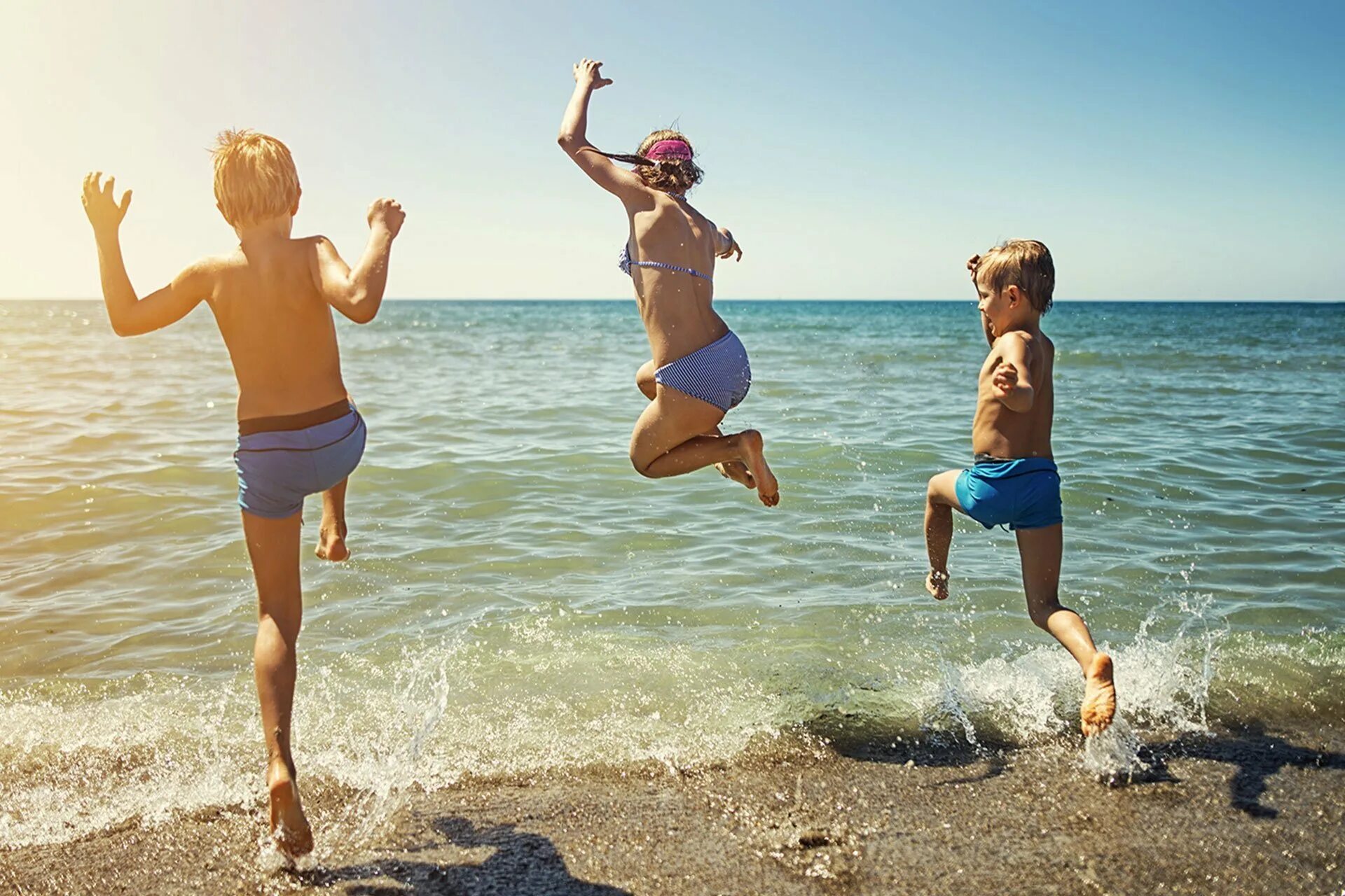 Go to the sea. Детские каникулы. Летний отдых пляж. Фото море отдых дети прыгают в море. Где можно отдохнуть с семьей.