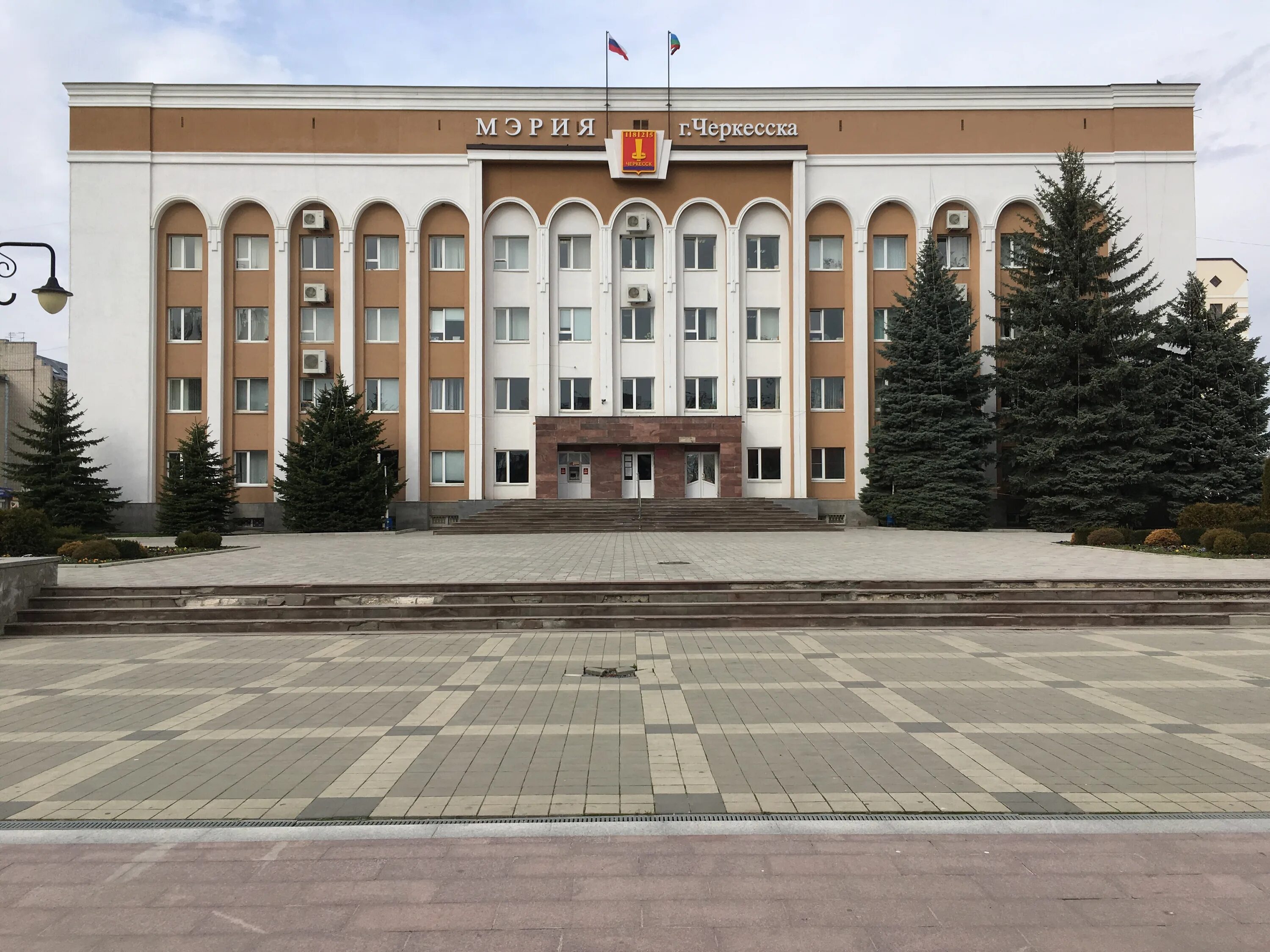 Фирмы черкесска. Г Черкесск Карачаево-Черкесская Республика. Мэрия муниципального образования города Черкесска. КЧР Черкесск. Здание правительства КЧР.