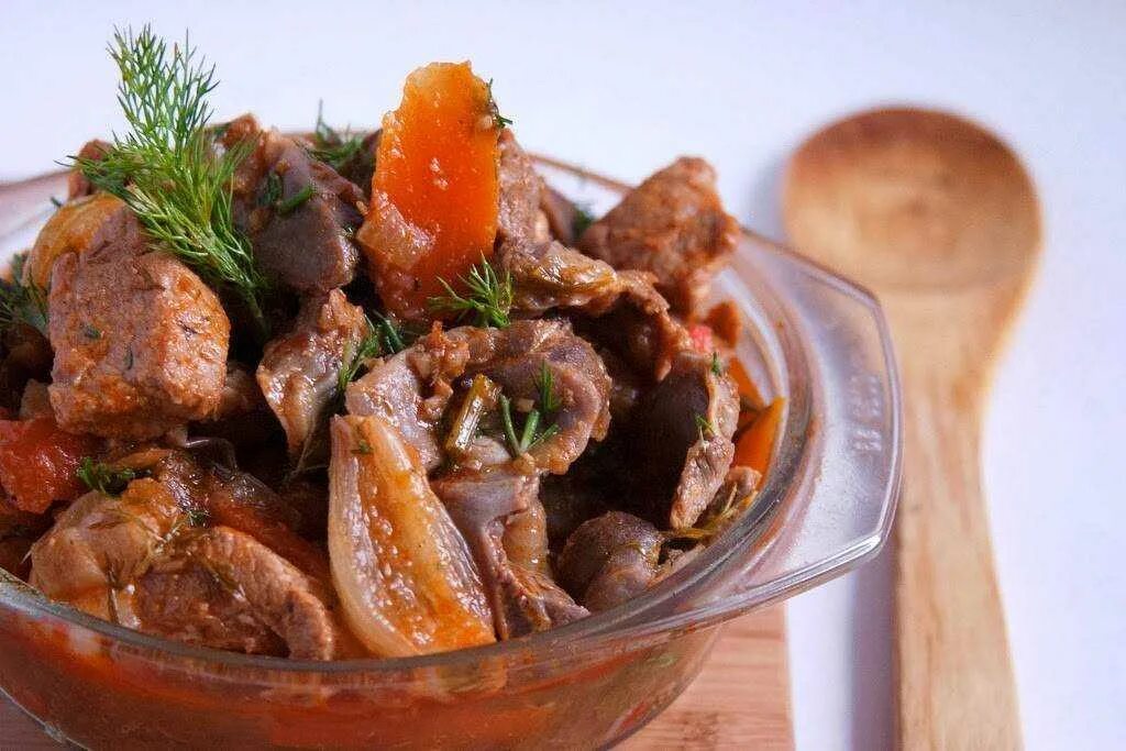 Вкусные куриные сердечки с подливкой. Куриные желудки в мультиварке. Блюда из куриных желудочков. Куриные желудочки тушеные с овощами. Жаркое с куриными сердечками.