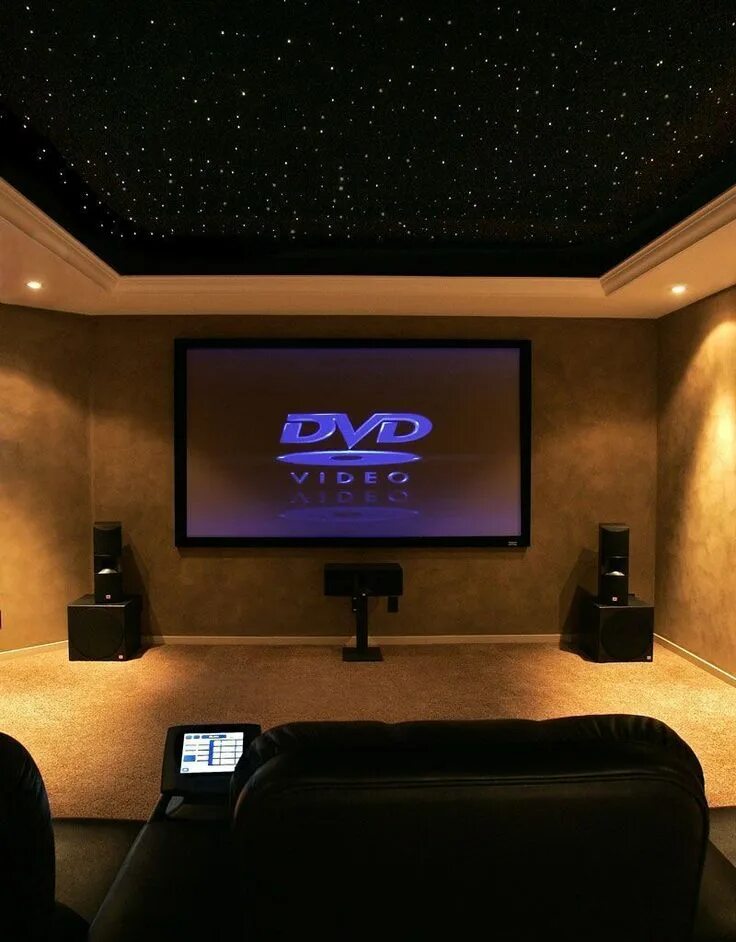 Home theater 2. Домашний кинотеатр. Домашний кинотеатр интерьер. Домашний кинотеатр в квартире. Комната кинотеатр в доме.