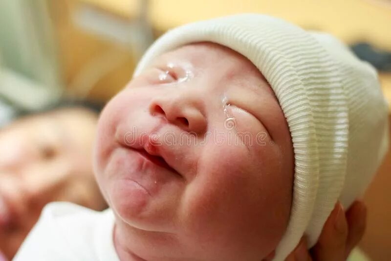 Мама с ребенком в роддоме. Новорожденный в роддоме на руках. Плачу в роддоме. Фото новорожденных детей в роддоме. Роды встреча с малышом.