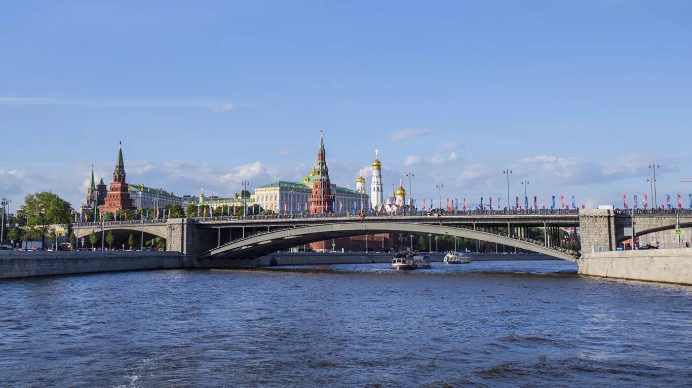 Большая река в москве. Каменный мост в Москве. Большой каменный мост Москва реки. Боровицкий мост Москва. Кремлевская набережная большой каменный мост.