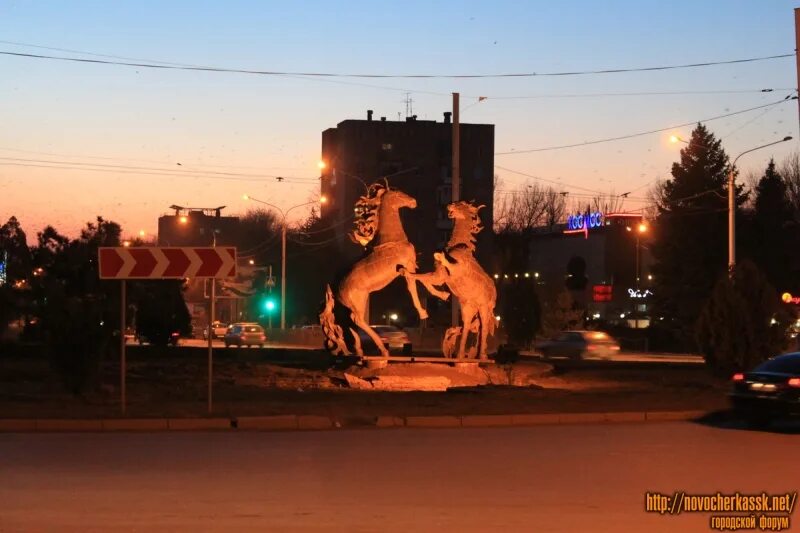 Он и она новочеркасск. Юбилейная площадь новочеркасск. памятник новочеркасский конь. памятник с лошадью в новочеркасске. новочеркасск статую лошади.