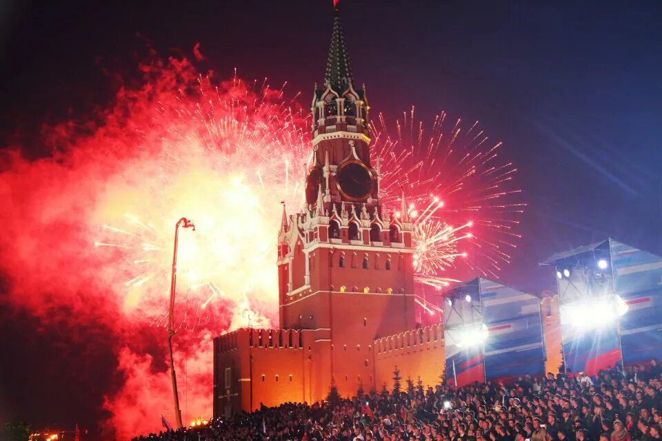 Концерт на красной площади 12 июня. Концерт на красной площади. Концерт 12 июня 2022 в москве на красной площади. Концерт днем. 12 июня красный.