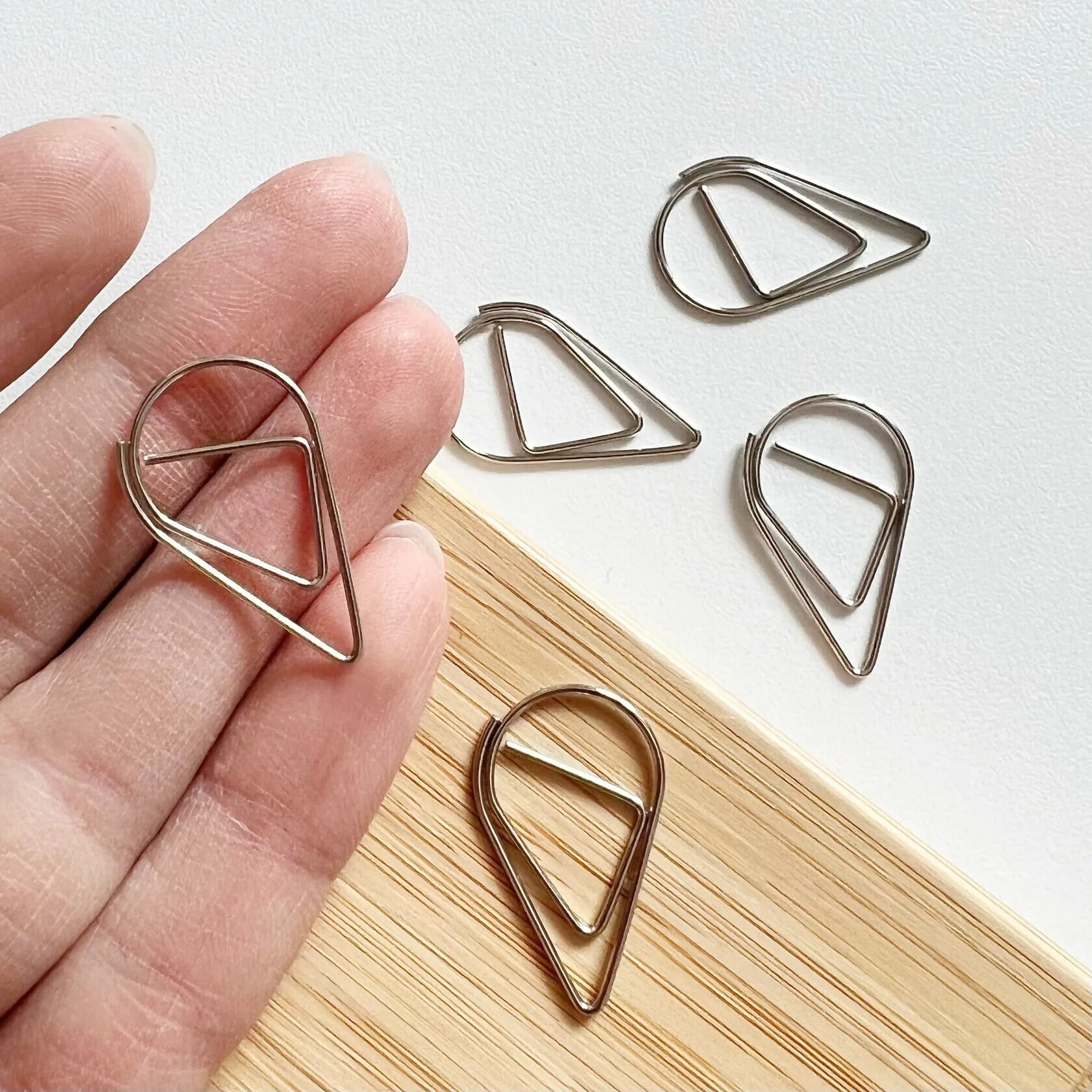 Сердечко из скрепок скопировать. Скрепка сердечко. скрепка капелька. скрепка капля. с-л скрепка декоративная &quot;с любовью&quot; 1926730.