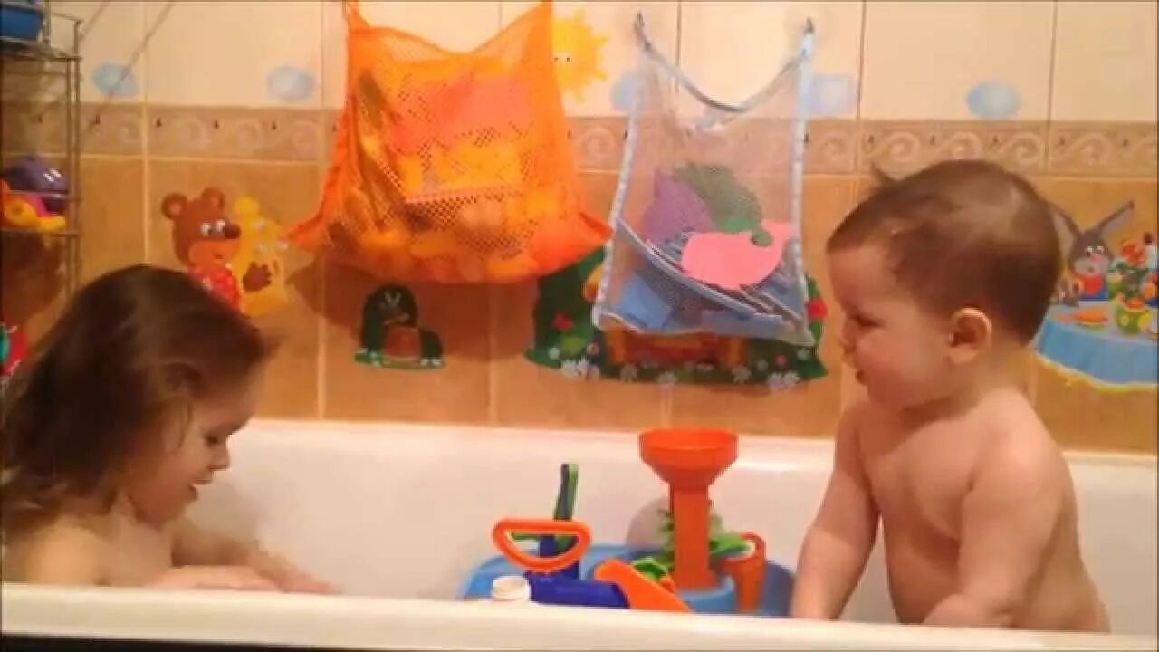 Мальчик и девочка в ванне. Видеозаписи в ванной. Купаемся вместе. Совместное купание в ванной. Сестра ванны брат смотрит