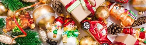 Новогодние игрушки свечи и хлопушки полуголые подружки