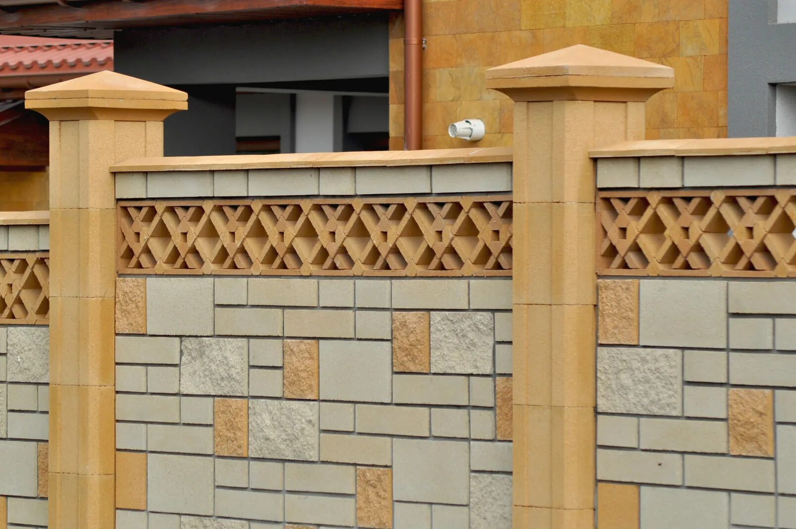 Колонны для забора из француза. Забор французский камень. Забор французский камень. Стоун тэк севастополь французский камень. Рельефный забор.