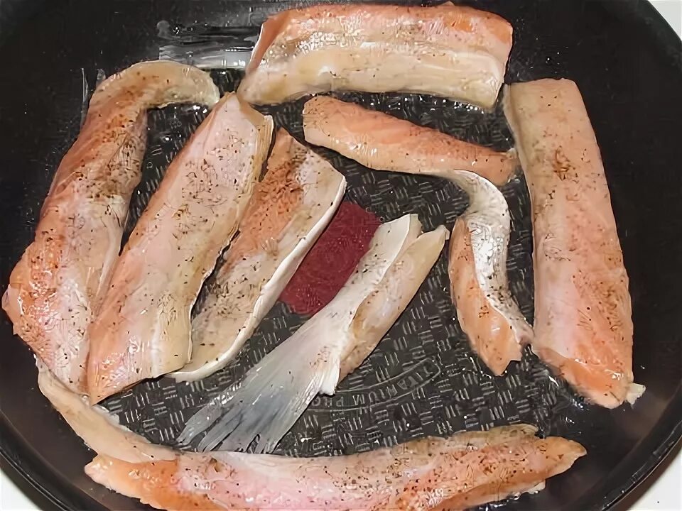 Как пожарить семгу на сковороде правильно вкусно. Кета на сковороде. блюда из брюшек семги. кета жареная на сковороде. брюшки сёмги на огне.