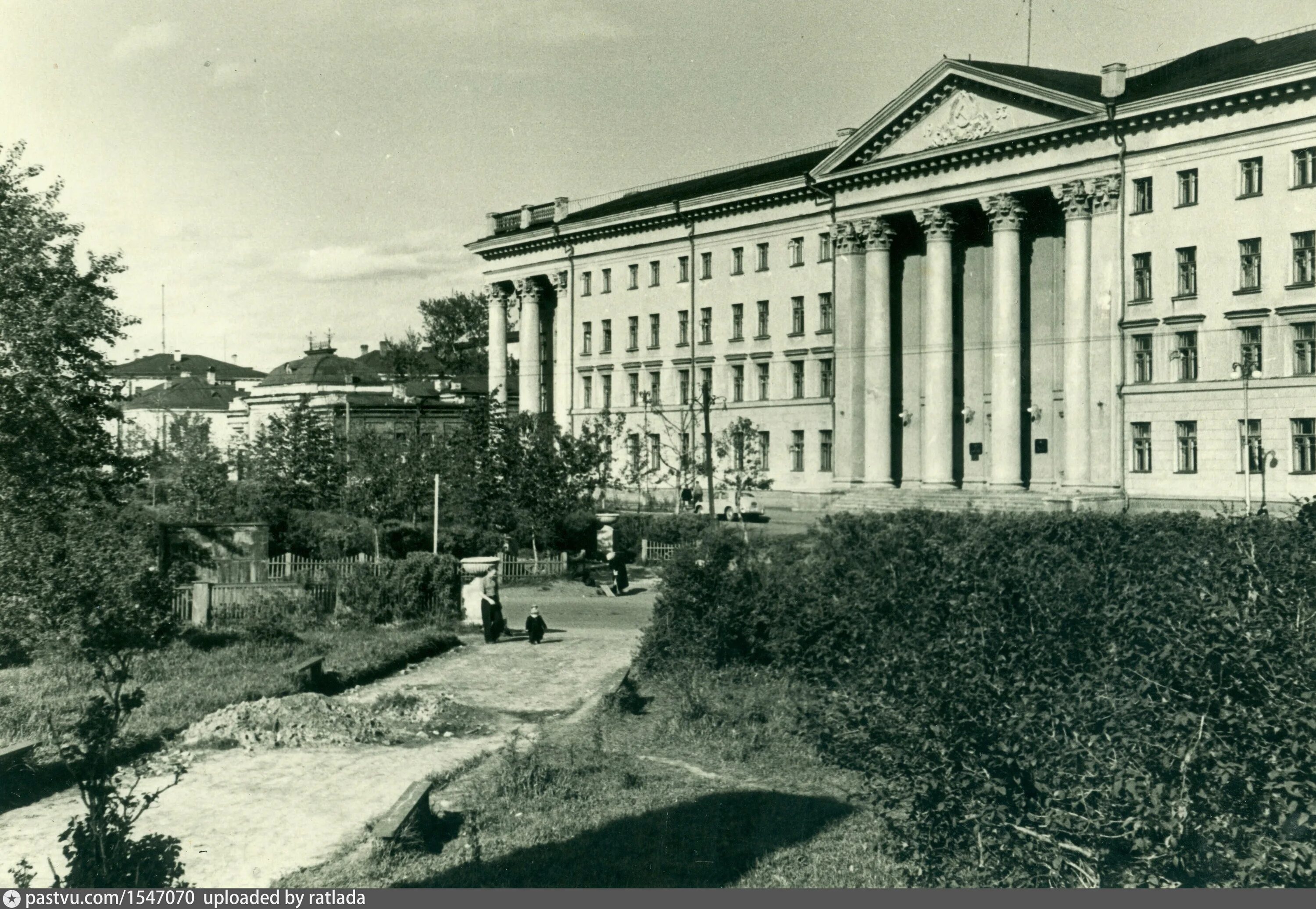 3 совнархоз. Здание совнархоза (ул. горького, 31). здание совнархоза 1957 год. здание совнархоза в архангельске в 1950. средне-уральский совнархоз здание.