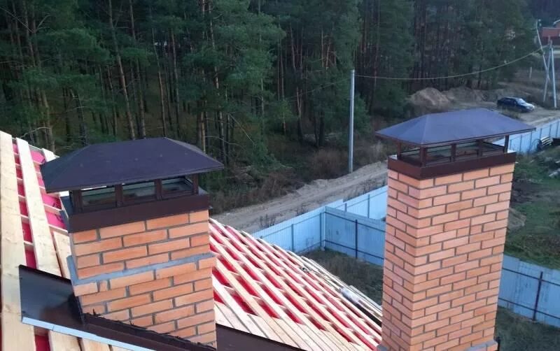 Трубы дымохода омск. Флюгарка вентканала. Труба для дымохода. Отделка дымохода на крыше. Проходка кровельная для дымоходов.