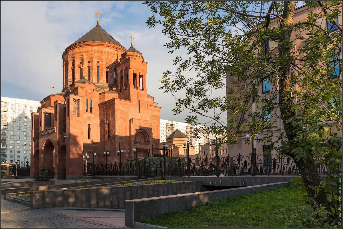 Почему армянский церковь. Армянская Апостольская Церковь Олимпийский проспект. Армянский храмовый комплекс Москва. Армянская Церковь Марьина роща.