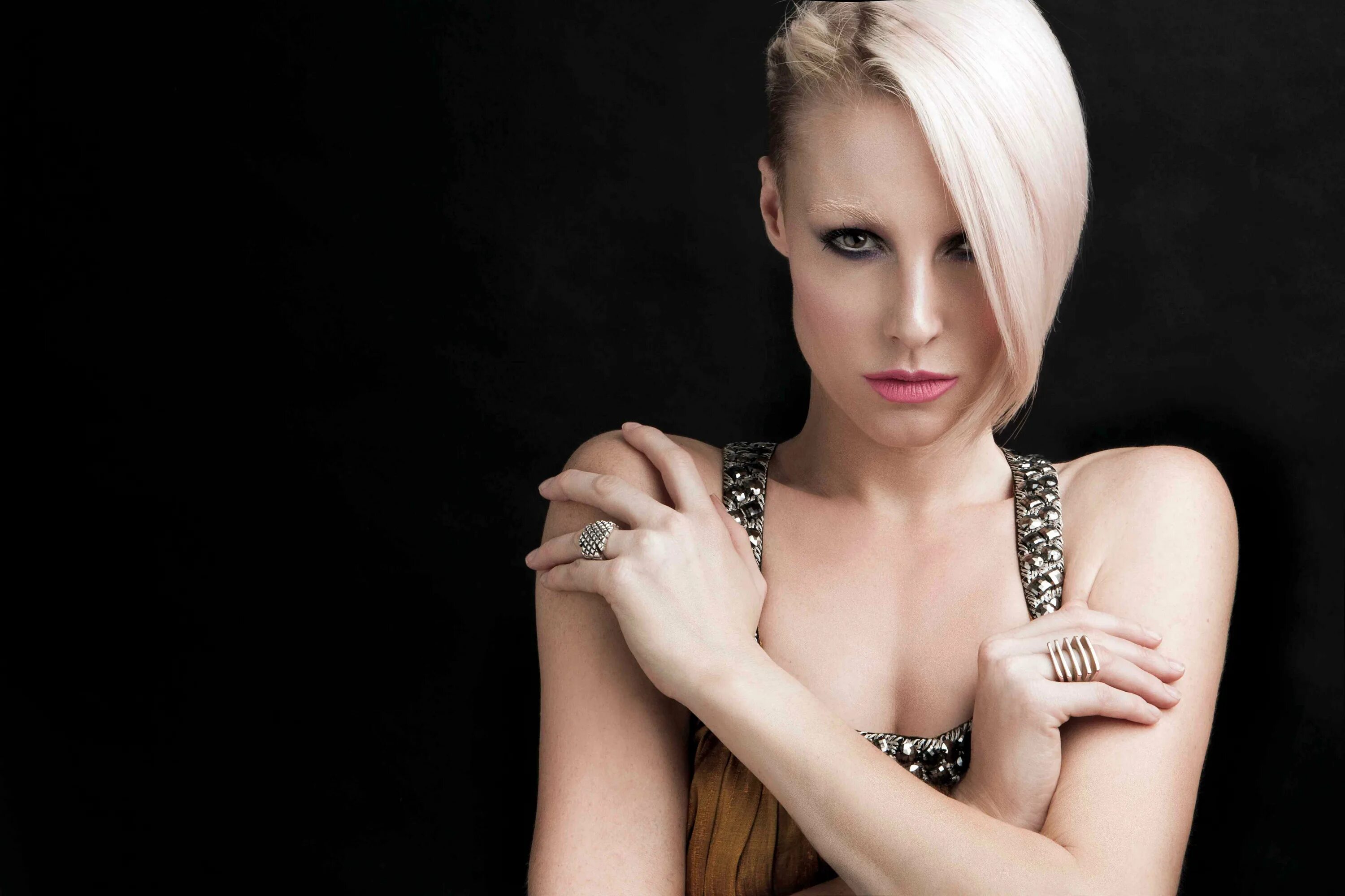 These days are ours zetandel. Эмма Хьюитт. Эмма хевит певица. Emma Hewitt 2022. Emma Hewitt фото.