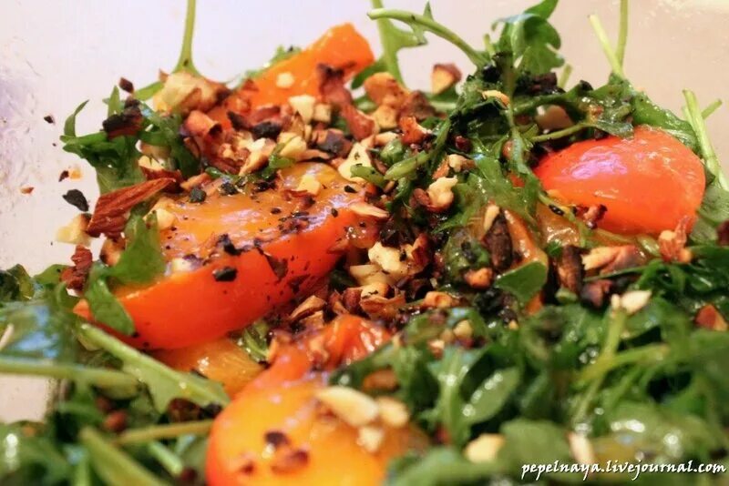 Салат с хурмой и апельсином. Салат с хурмой и рукколой. Салат хурма руккола. Салат руккола хурма сыр. Салат с рукколой и красной рыбой и кедровыми орешками.
