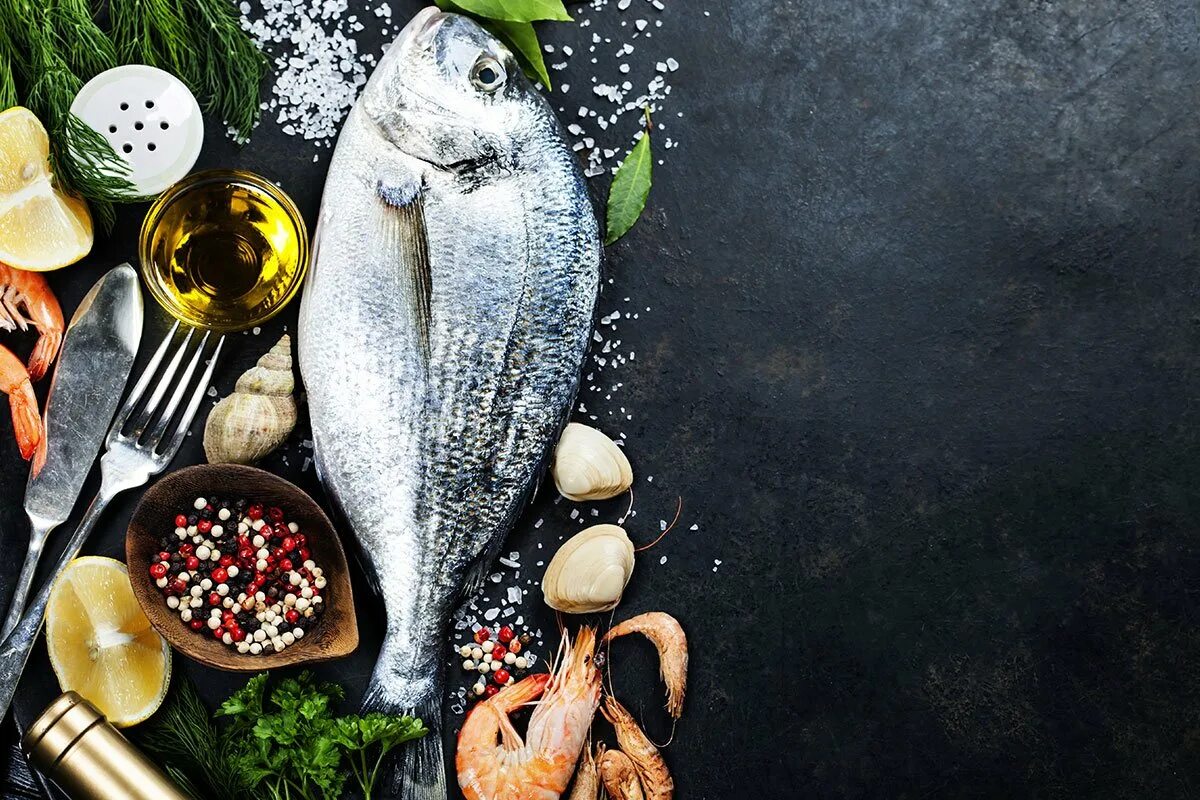 Пост 24 рыба. Морепродукты фон. морепродукты на черном фоне. рыбный фон. рыба и морепродукты.