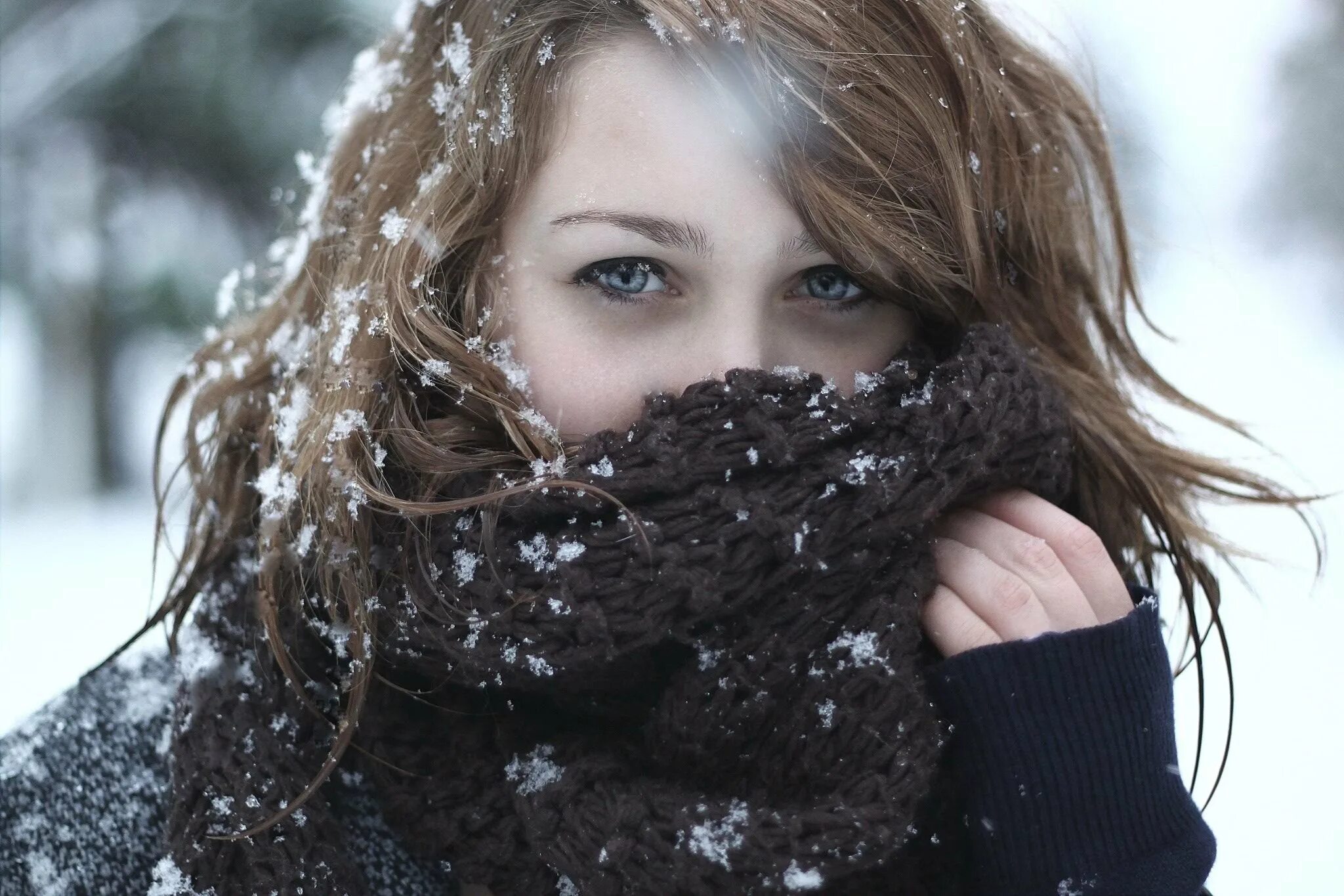 Девушка зима. Красивая девушка зима. Девушка в шарфе. Снег на волосах девушки.