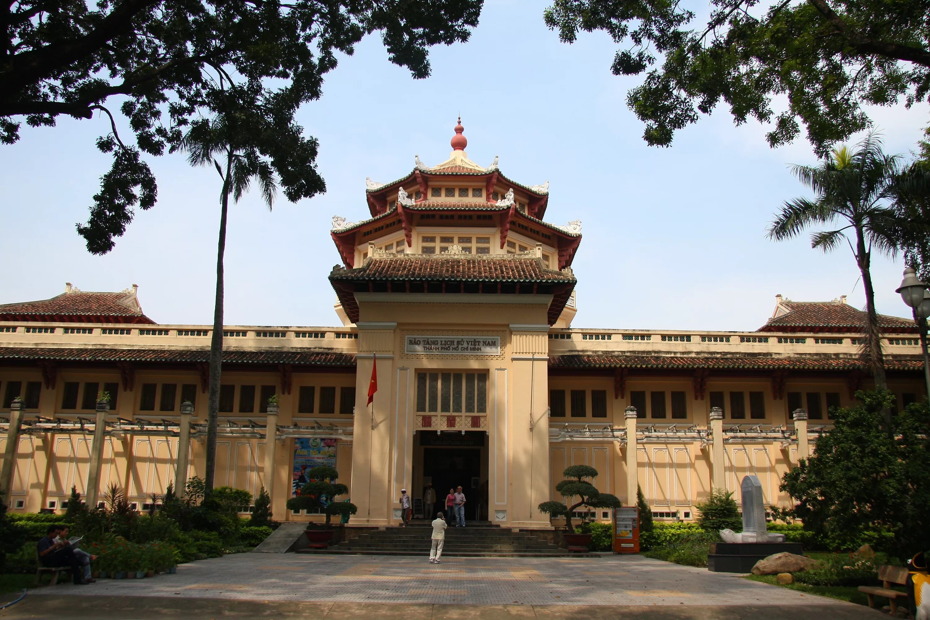 Ханой рассказ. Vietnam National Museum of History. Музей Хошимина. Национальный музей истории Вьетнама - Ханой - 1920x1080. Музей культуры и истории в Ханое Вьетнам.