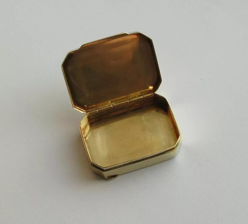 Табакерка коробочка. Антикварные бархатные шкатулки. Шкатулка инкрустированная драгоценными камнями. Коробка для табака серебро 84. Фарфоровые табакерки елизаветы петровны.