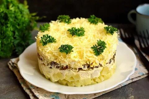 Слоеный салат с курицей картошкой и яйцами
