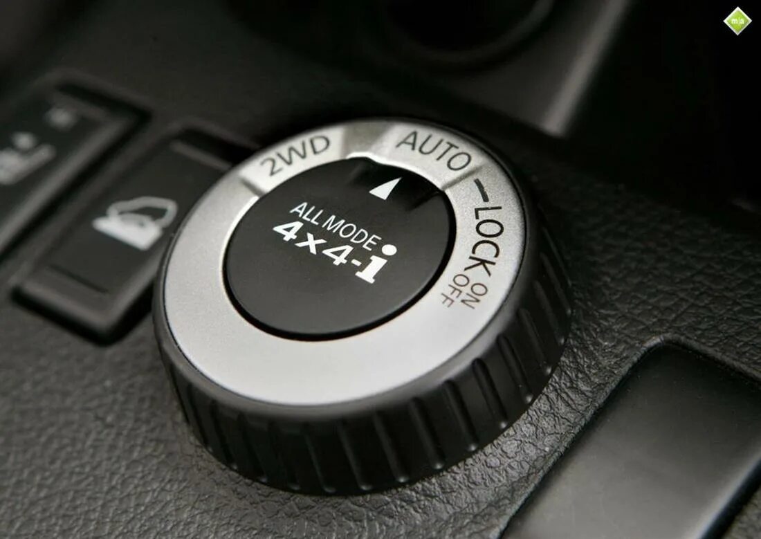 Как включить полный привод на ниссан. Ниссан х-трейл переключение привода. nissan xtronic. x-trail как включить полный привод. джойстик переключения привода на nissan x-trail 2009 года.