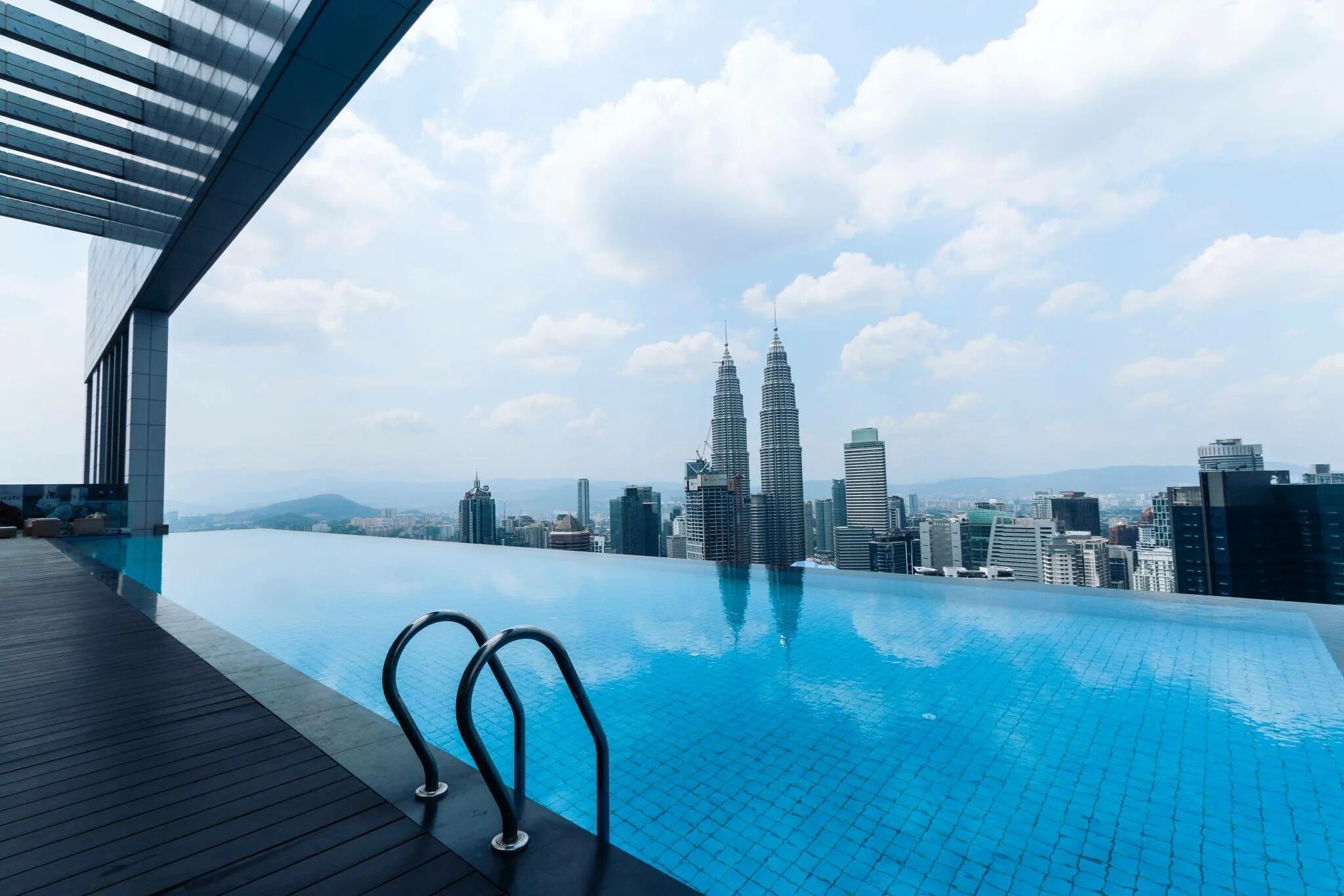 Отели куала лумпур с бассейном. Куала лумпур бассейн на крыше. Four seasons kuala lumpur. Отели куала лумпур с бассейном. Куала-лумпур малайзия отель с бассейном на крыше.