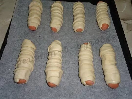 сколько готовится слоеное тесто в духовке пицца. пицца из слоеного теста. пицца на слоеном дрожжевом тесте. пицца на слоеном дрожжевом тесте. домашняя пицца на слоеном тесте.