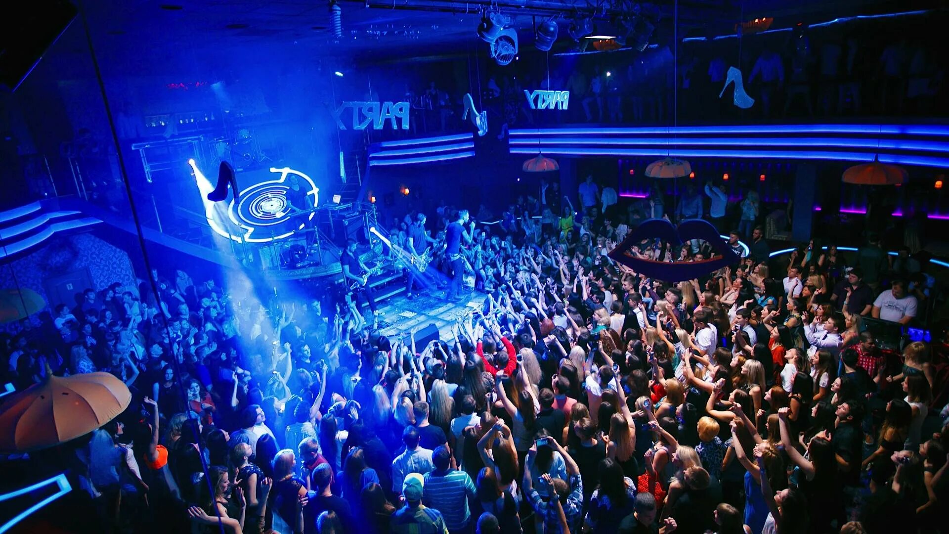 Vogue астрахань ночной. Танцпол астрахань. Клуб мед ростов танцпол. Танцпол астрахань. Караоке вог астрахань.