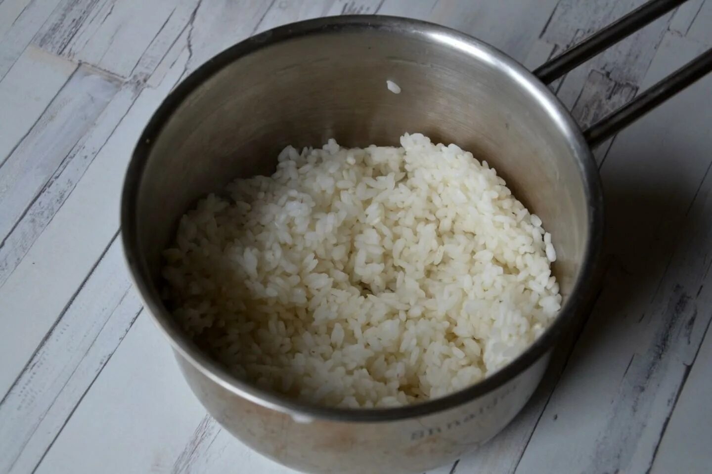 Отварить рис до полуготовности. Фарш с рисом в кастрюле. Вареный рис в утятнице. Отварной рис с голубцами.