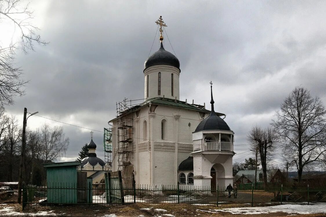 Храм успения на городке в звенигороде. Успенский собор в звенигороде. собор успения пресвятой богородицы на городке, звенигород. церковь на городке звенигород.