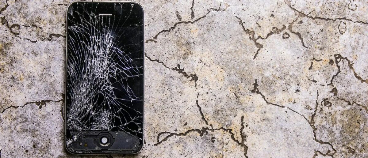 Разбитый айфон. Разбитый айфон 11. Разбитый экран айфона. Трещина на смартфоне. Трещины на айфоне