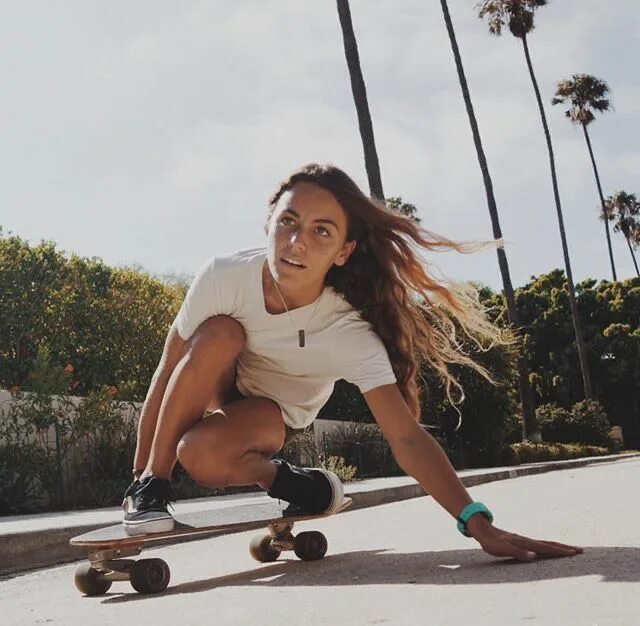 Картинки вдохновляющие на спорт. Girl skateboarding. Девушка бревно. Рейчел вингберг скейтбордистка. Девушка на скейтборде.