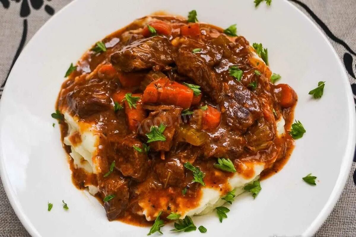 Подлива к пюре с мясом. Говядина с подливкой. тушеная говядина с пюре. подливка из говядины. томленая говядина с пюре.