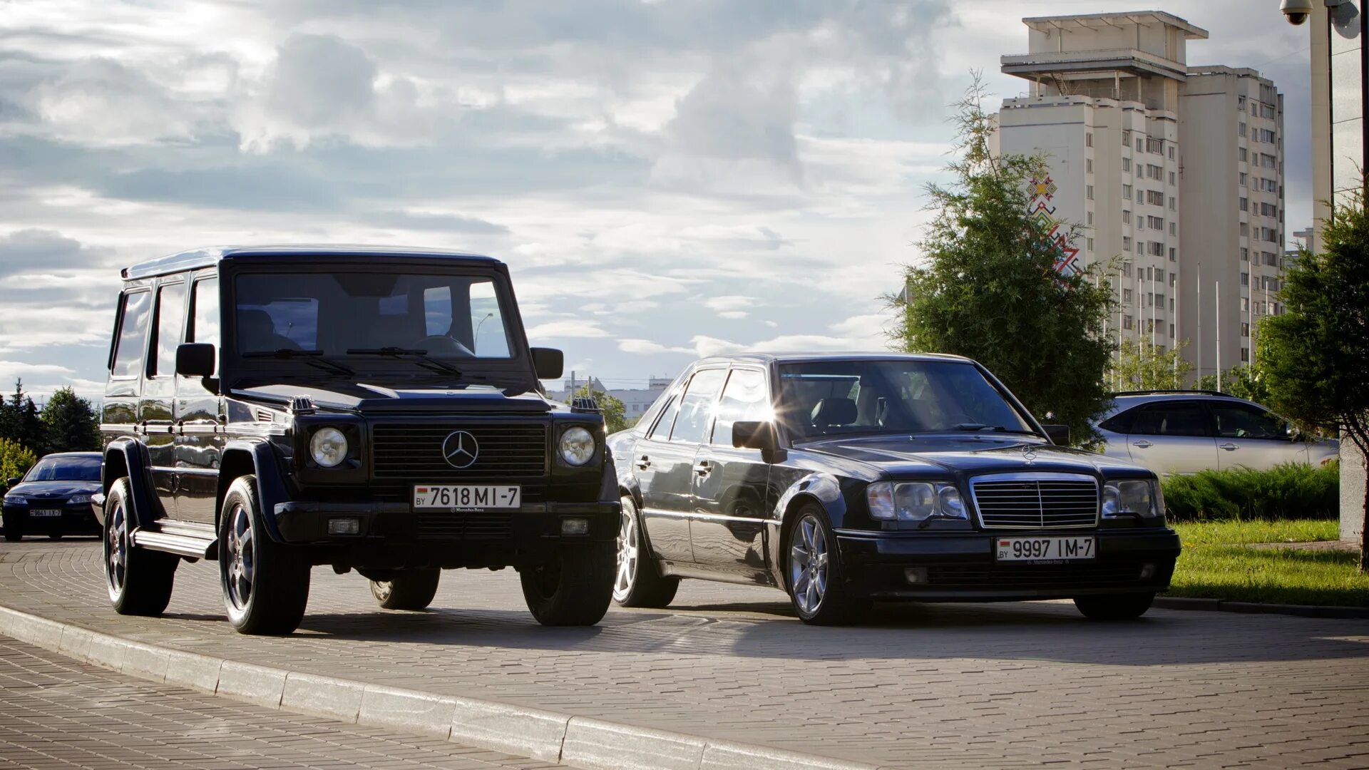 140 ой. Мерседес w124 бандитский. 124 мерседес и гелендваген. мерседес 124 и гелик. мерседес w140 и гелендваген.