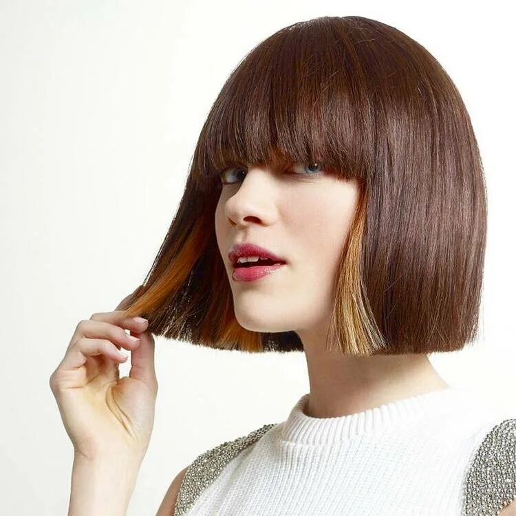 Удлиненная челка 2022. Каре лонг боб на средние волосы с челкой. Стрижка каре на средние волосы с челкой полукругом. Стрижки типа каре с челкой. Сессон и гарсон.