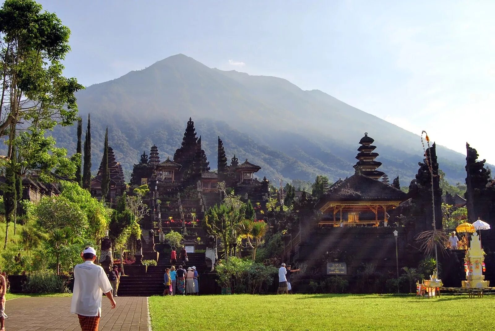 Besakih Temple Бали. Гунунг Агунг Бали. Храм Бесаких и гора Агунг. Бали остров Агунг. Площадь бали