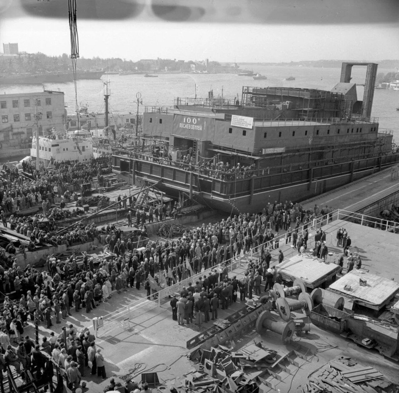 Завод Орджоникидзе в Севастополе. Севастопольский морской завод завод Серго Орджоникидзе. Севастопольский морской завод им с Орджоникидзе проходная. Проходная завода Орджоникидзе Севастополь.