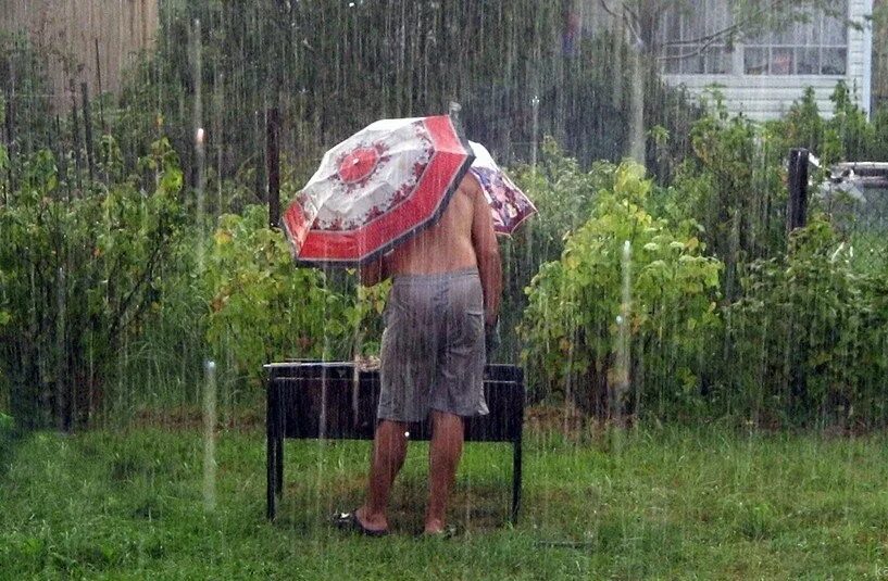 Затопило после дождя. Зато дождь. Зато дождь. 2) давно не было дождей, (за)то всё созрело раньше срока. Местами снег местами дождь местами грозы местами град.