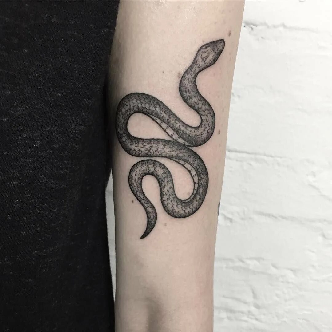 Татуировки змеи для девушек. Тату змеи. Тату змея на руке. Тату змеи на руке маленькие. Тату змея на руке девушки.