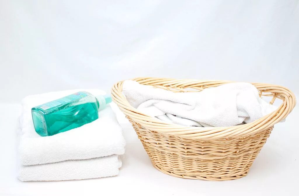 Полотенце моющие средства. Корзина с чистыми полотенцами. Вещи новорожденного стопочкой. Baby Bath Towel background. Чем стирать вещи новорожденного ребенка.