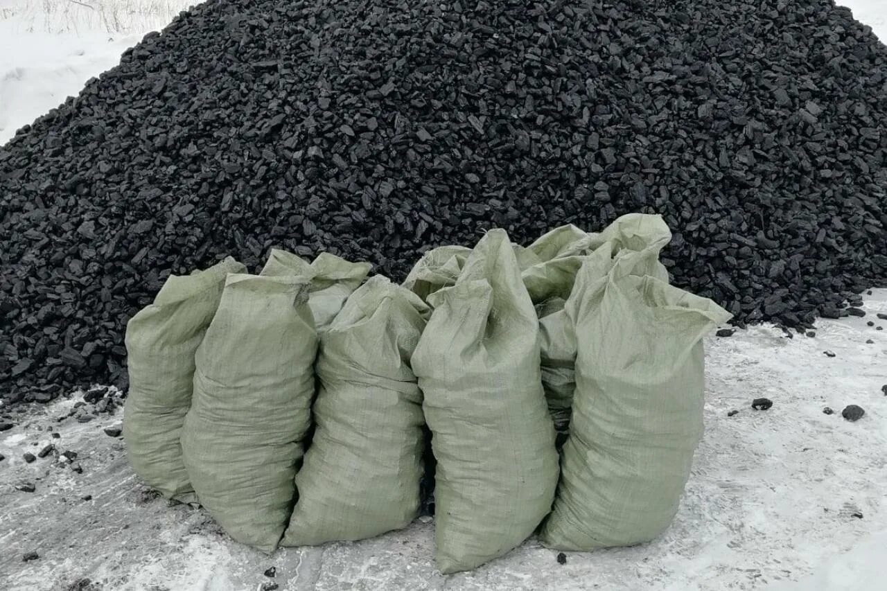 Уголь ДПК 25 кг. Уголь каменный в мешках. Уголь фасованный в мешках. Уголь орех в мешках.